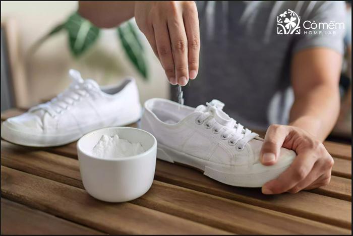 Dùng bột khử mùi cho chân và giày