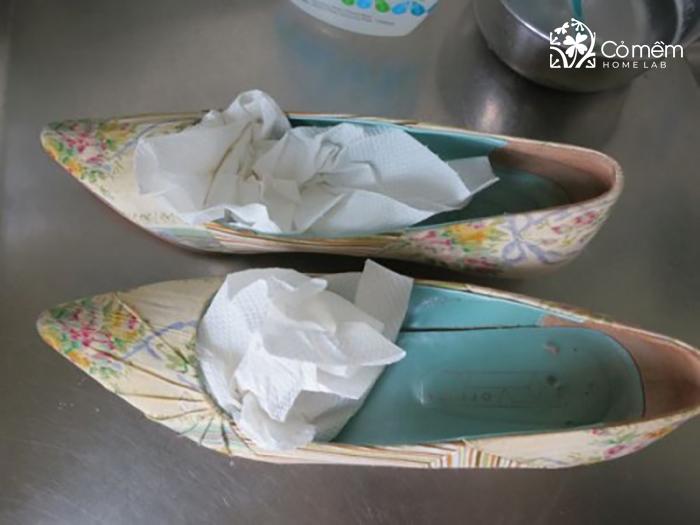 Làm khô giày búp bê bằng khăn giấy