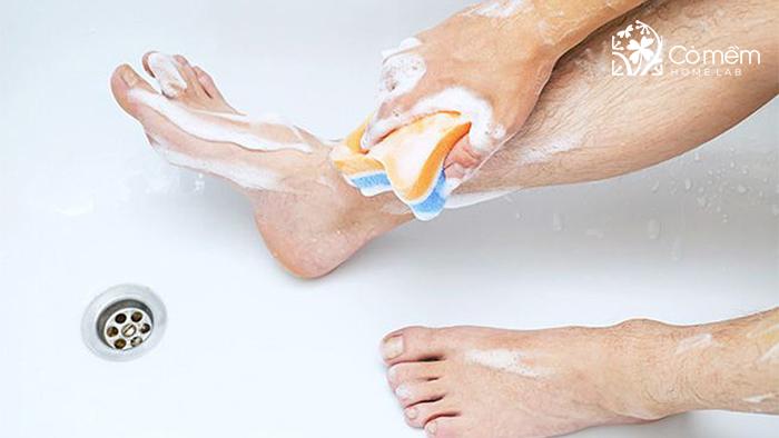 Rửa sạch chân trước khi sử dụng rượu khử mùi hôi